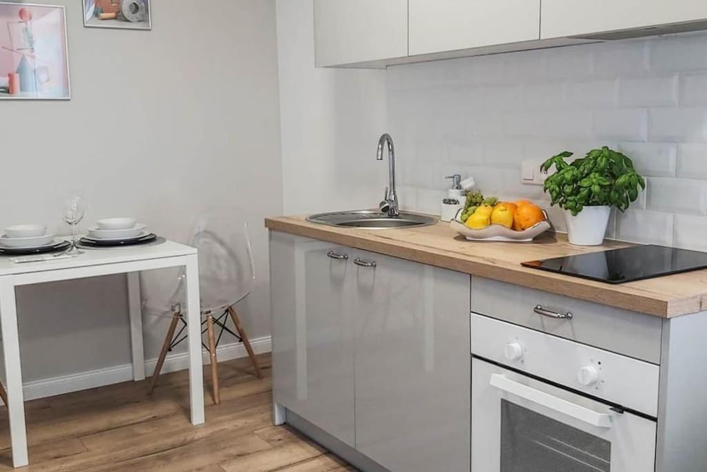Bezagenta Mozart6 Studio Easy Access To City Wifi Warsaw Luaran gambar
